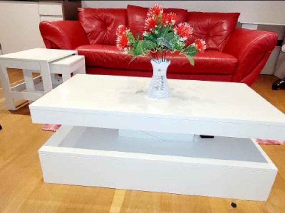 2 Bedroom Apt With 2 Comfortable King Size Beds, Free Private Parking, Easy Access To London West Byfleet 外观 照片