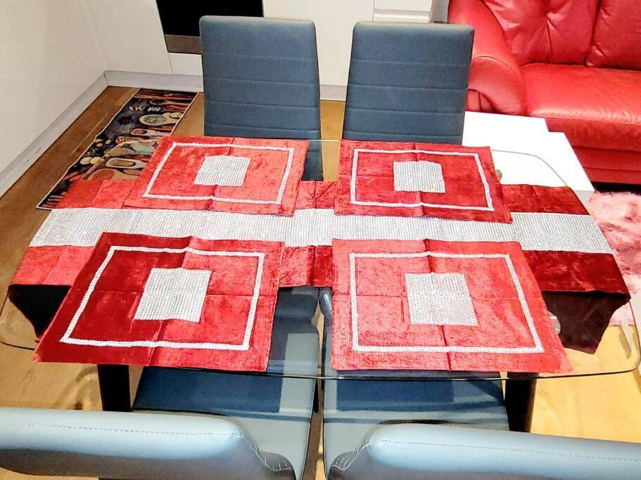 2 Bedroom Apt With 2 Comfortable King Size Beds, Free Private Parking, Easy Access To London West Byfleet 外观 照片